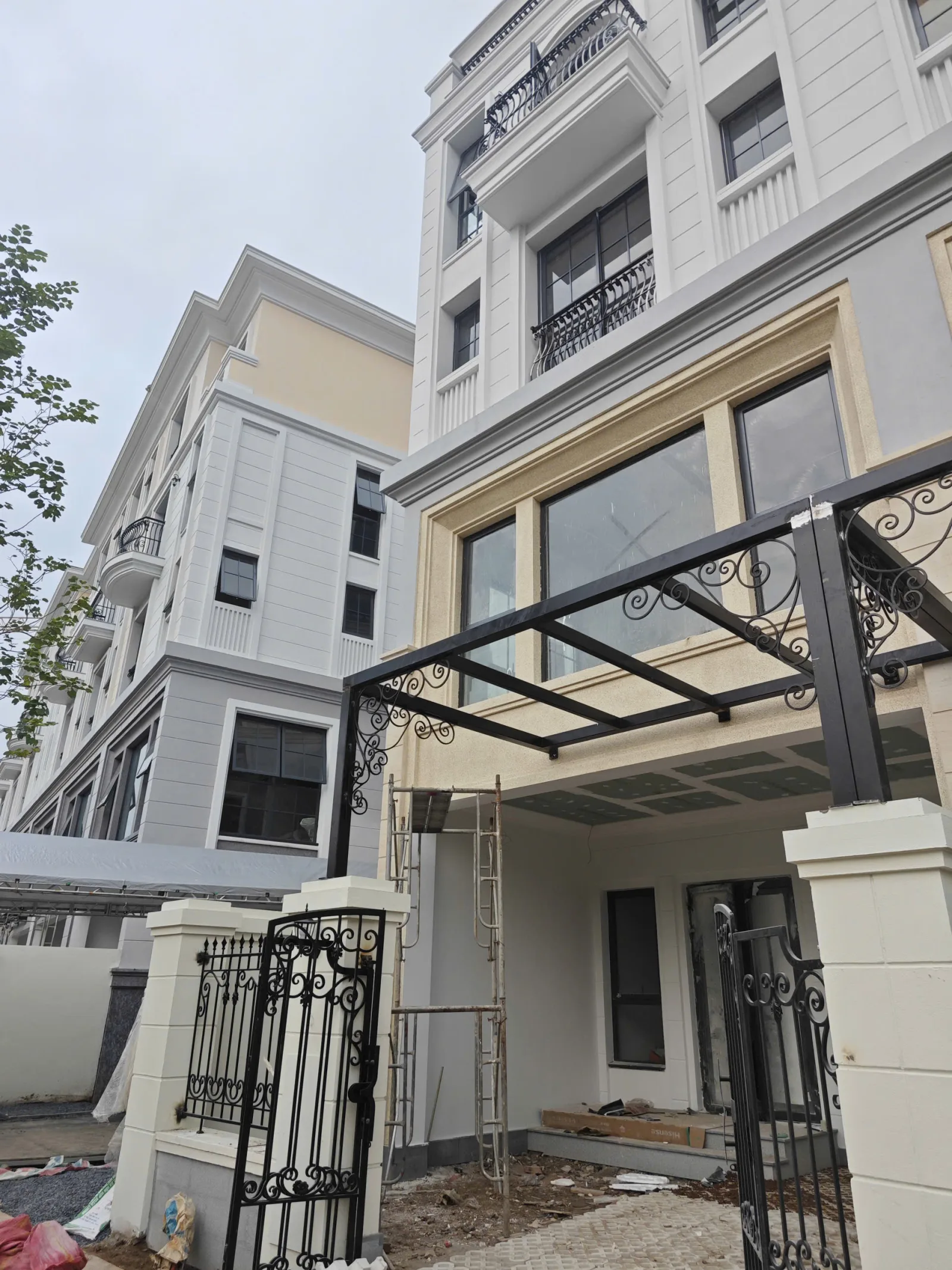 Trước khi vệ sinh - Vệ sinh nhà mẫu dự án HỒNG HẠC CiTy Phú MỸ HƯNG